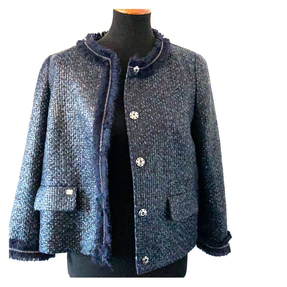 detailed blazer. One of a kind. Cropped sleeve